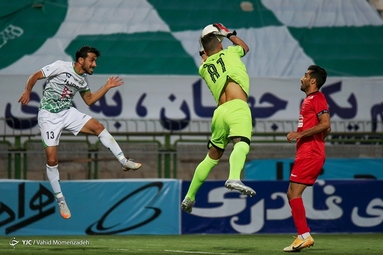 در چارچوب رقابت‌های لیگ برتر تیم‌های فوتبال ذوب آهن - پرسپولیس   به مصاف هم رفتند