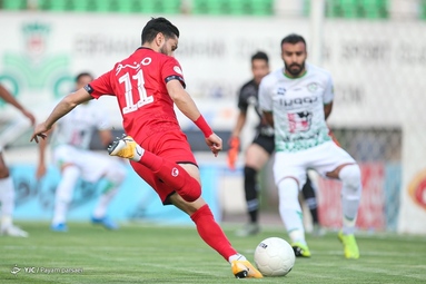 در چارچوب رقابت‌های لیگ برتر تیم‌های فوتبال ذوب آهن - پرسپولیس   به مصاف هم رفتند