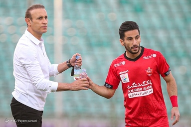 در چارچوب رقابت‌های لیگ برتر تیم‌های فوتبال ذوب آهن - پرسپولیس   به مصاف هم رفتند