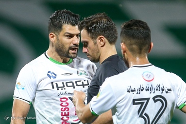 در چارچوب رقابت‌های لیگ برتر تیم‌های فوتبال ذوب آهن - پرسپولیس   به مصاف هم رفتند
