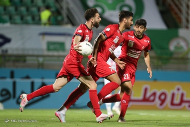 در چارچوب رقابت‌های لیگ برتر تیم‌های فوتبال ذوب آهن - پرسپولیس   به مصاف هم رفتند