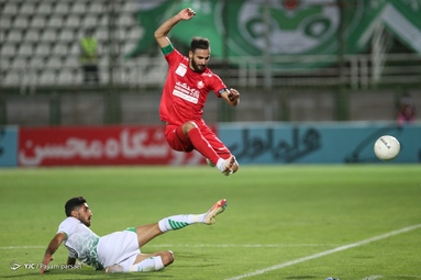 در چارچوب رقابت‌های لیگ برتر تیم‌های فوتبال ذوب آهن - پرسپولیس   به مصاف هم رفتند