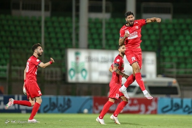 در چارچوب رقابت‌های لیگ برتر تیم‌های فوتبال ذوب آهن - پرسپولیس   به مصاف هم رفتند