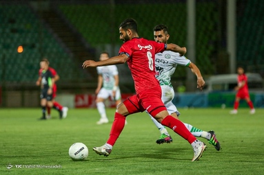 در چارچوب رقابت‌های لیگ برتر تیم‌های فوتبال ذوب آهن - پرسپولیس   به مصاف هم رفتند