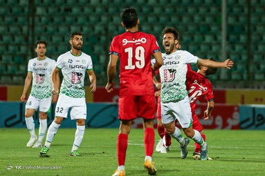در چارچوب رقابت‌های لیگ برتر تیم‌های فوتبال ذوب آهن - پرسپولیس   به مصاف هم رفتند
