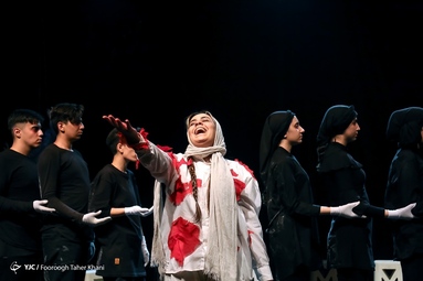 نمایش چهرازی نوشته مهدی راستی و به کارگردانی کامبیز نیک آمیز در سالن شماره یک خانه نمایش مهرگان در حال اجراست