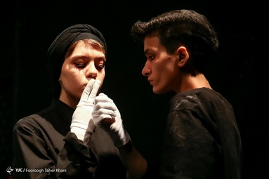 نمایش چهرازی نوشته مهدی راستی و به کارگردانی کامبیز نیک آمیز در سالن شماره یک خانه نمایش مهرگان در حال اجراست