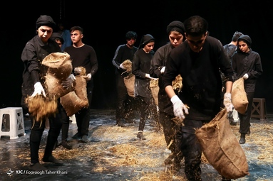 نمایش چهرازی نوشته مهدی راستی و به کارگردانی کامبیز نیک آمیز در سالن شماره یک خانه نمایش مهرگان در حال اجراست