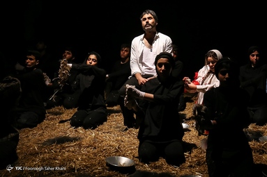 نمایش چهرازی نوشته مهدی راستی و به کارگردانی کامبیز نیک آمیز در سالن شماره یک خانه نمایش مهرگان در حال اجراست