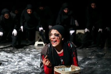 نمایش چهرازی نوشته مهدی راستی و به کارگردانی کامبیز نیک آمیز در سالن شماره یک خانه نمایش مهرگان در حال اجراست