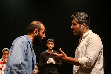 نمایش چهرازی نوشته مهدی راستی و به کارگردانی کامبیز نیک آمیز در سالن شماره یک خانه نمایش مهرگان در حال اجراست