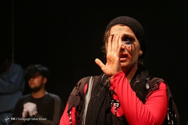 نمایش چهرازی نوشته مهدی راستی و به کارگردانی کامبیز نیک آمیز در سالن شماره یک خانه نمایش مهرگان در حال اجراست