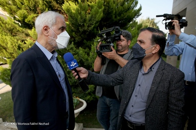 جضور محسن مهرعلیزاده داوطلب انتخابات ریاست جمهوری در رسانه ملی