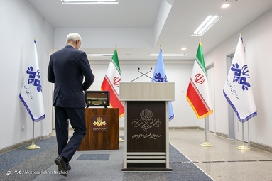 جضور محسن مهرعلیزاده داوطلب انتخابات ریاست جمهوری در رسانه ملی