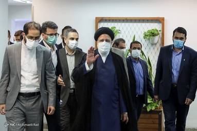 حضور سید ابراهیم رئیسی داوطلب ریاست جمهوری در رسانه ملی