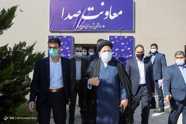 حضور سید ابراهیم رئیسی داوطلب ریاست جمهوری در رسانه ملی