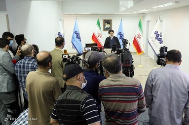 حضور سید ابراهیم رئیسی داوطلب ریاست جمهوری در رسانه ملی