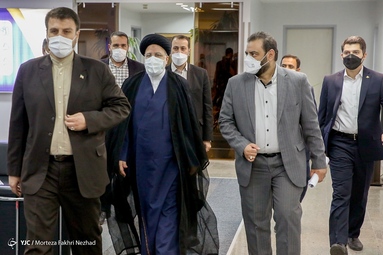 حضور سید ابراهیم رئیسی داوطلب ریاست جمهوری در رسانه ملی