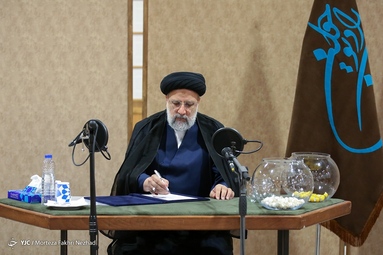 حضور سید ابراهیم رئیسی داوطلب ریاست جمهوری در رسانه ملی
