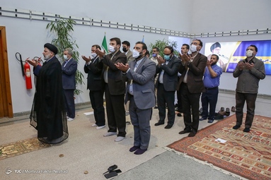 حضور سید ابراهیم رئیسی داوطلب ریاست جمهوری در رسانه ملی