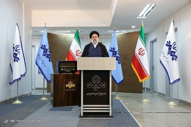 حضور سید ابراهیم رئیسی داوطلب ریاست جمهوری در رسانه ملی