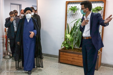 حضور سید ابراهیم رئیسی داوطلب ریاست جمهوری در رسانه ملی