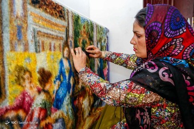 مهرگرد روستایی در شمال سمیرم با ۳۰۰ خانوار و حدود ۱۰۵۰ نفر جمعیت است که از نظر صنایع دستی در رشته نساجی سنتی و بافته‌های داری در سطح ملی، شناخته شده است.