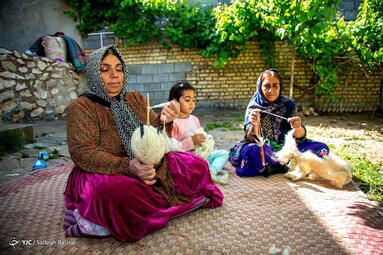 مهرگرد روستایی در شمال سمیرم با ۳۰۰ خانوار و حدود ۱۰۵۰ نفر جمعیت است که از نظر صنایع دستی در رشته نساجی سنتی و بافته‌های داری در سطح ملی، شناخته شده است.