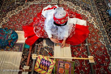 مهرگرد روستایی در شمال سمیرم با ۳۰۰ خانوار و حدود ۱۰۵۰ نفر جمعیت است که از نظر صنایع دستی در رشته نساجی سنتی و بافته‌های داری در سطح ملی، شناخته شده است.