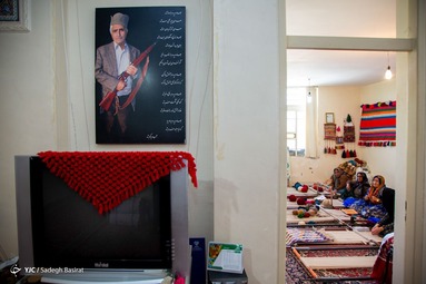 مهرگرد روستایی در شمال سمیرم با ۳۰۰ خانوار و حدود ۱۰۵۰ نفر جمعیت است که از نظر صنایع دستی در رشته نساجی سنتی و بافته‌های داری در سطح ملی، شناخته شده است.