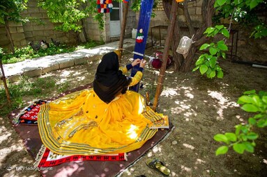 مهرگرد روستایی در شمال سمیرم با ۳۰۰ خانوار و حدود ۱۰۵۰ نفر جمعیت است که از نظر صنایع دستی در رشته نساجی سنتی و بافته‌های داری در سطح ملی، شناخته شده است.