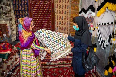 مهرگرد روستایی در شمال سمیرم با ۳۰۰ خانوار و حدود ۱۰۵۰ نفر جمعیت است که از نظر صنایع دستی در رشته نساجی سنتی و بافته‌های داری در سطح ملی، شناخته شده است.