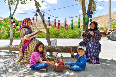 مهرگرد روستایی در شمال سمیرم با ۳۰۰ خانوار و حدود ۱۰۵۰ نفر جمعیت است که از نظر صنایع دستی در رشته نساجی سنتی و بافته‌های داری در سطح ملی، شناخته شده است.