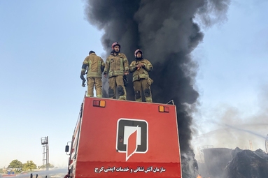 تلاش برای اطفاء حریق پالایشگاه تهران