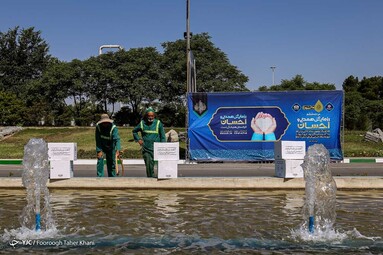 مرحله ششم رزمایش احسان و همدلی با نام «احسان امام خمینی»، جهت تهیه و توزیع یک میلیون بسته معیشتی اقشار مناطق کم برخوردار - حرم مطهر حضرت امام خمینی(ره)