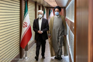 نامزد‌های تصدی ریاست جمهوری پیش از شروع مناظره، درمحل قرعه‌کشی برای تعیین صندلی و روال پرسش‌های مناظره