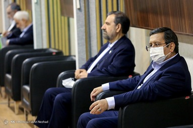 نامزد‌های تصدی ریاست جمهوری پیش از شروع مناظره، درمحل قرعه‌کشی برای تعیین صندلی و روال پرسش‌های مناظره