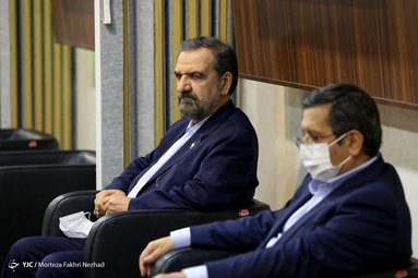نامزد‌های تصدی ریاست جمهوری پیش از شروع مناظره، درمحل قرعه‌کشی برای تعیین صندلی و روال پرسش‌های مناظره