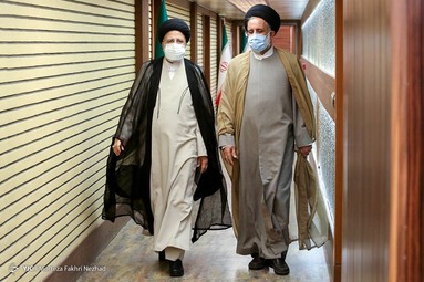 نامزد‌های تصدی ریاست جمهوری پیش از شروع مناظره، درمحل قرعه‌کشی برای تعیین صندلی و روال پرسش‌های مناظره