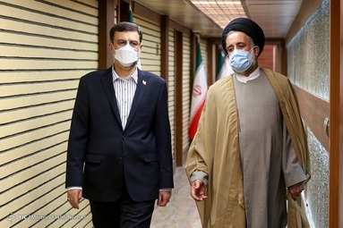 نامزد‌های تصدی ریاست جمهوری پیش از شروع مناظره، درمحل قرعه‌کشی برای تعیین صندلی و روال پرسش‌های مناظره