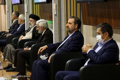 نامزد‌های تصدی ریاست جمهوری پیش از شروع مناظره، درمحل قرعه‌کشی برای تعیین صندلی و روال پرسش‌های مناظره