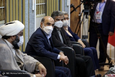 نامزد‌های تصدی ریاست جمهوری پیش از شروع مناظره، درمحل قرعه‌کشی برای تعیین صندلی و روال پرسش‌های مناظره