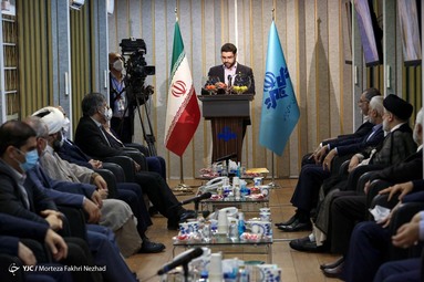 نامزد‌های تصدی ریاست جمهوری پیش از شروع مناظره، درمحل قرعه‌کشی برای تعیین صندلی و روال پرسش‌های مناظره