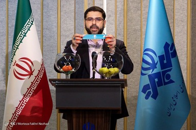 نامزد‌های تصدی ریاست جمهوری پیش از شروع مناظره، درمحل قرعه‌کشی برای تعیین صندلی و روال پرسش‌های مناظره