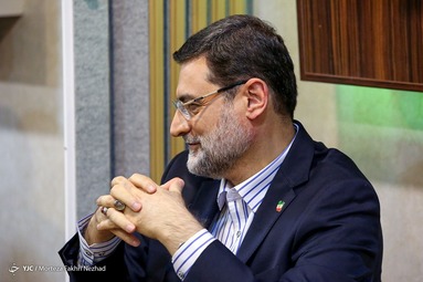 نامزد‌های تصدی ریاست جمهوری پیش از شروع مناظره، درمحل قرعه‌کشی برای تعیین صندلی و روال پرسش‌های مناظره