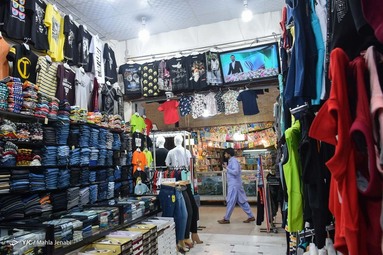 شهروندان کرمانی در حال تماشای دومین مناظره تلویزیونی انتخابات ریاست جمهوری ۱۴۰۰