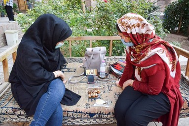شهروندان کرمانی در حال تماشای دومین مناظره تلویزیونی انتخابات ریاست جمهوری ۱۴۰۰