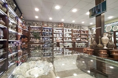 شهروندان کرمانی در حال تماشای دومین مناظره تلویزیونی انتخابات ریاست جمهوری ۱۴۰۰
