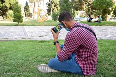 شهروندان کرمانی در حال تماشای دومین مناظره تلویزیونی انتخابات ریاست جمهوری ۱۴۰۰