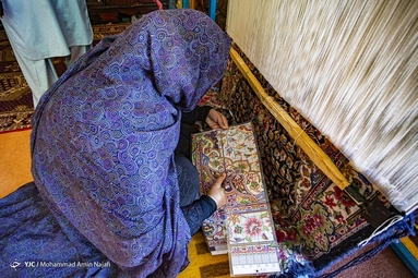 زنان ساکن اردوگاه هم سال‌هاست که با طرح و رنگ و نقشه‌های زیبا، تار و پود قالی را بهم می‌بافند تا بخشی از هزینه‌های خانواده را تأمین کنند